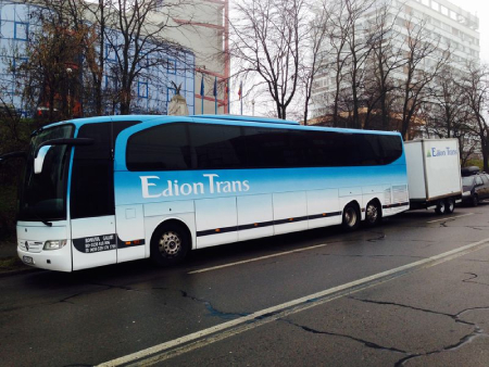 Autocar Edion Trans albastru parcat pe marginea străzii