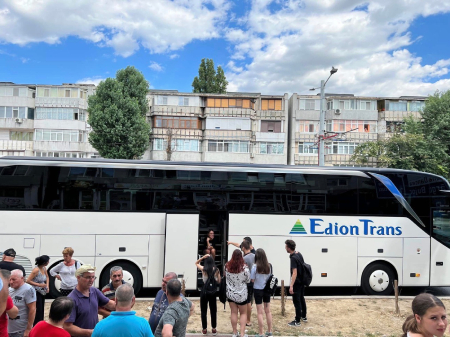 Autobuz colorat în trecere printr-o intersecție