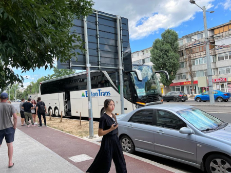 Autocar Edion Trans parcat în fața sediului Edion Trans