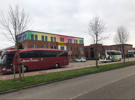 Autocare Edion Trans roșu și alb mergând în direcții opuse