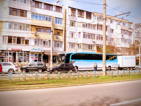 Autocar parcat in fata sediului Edion Trans